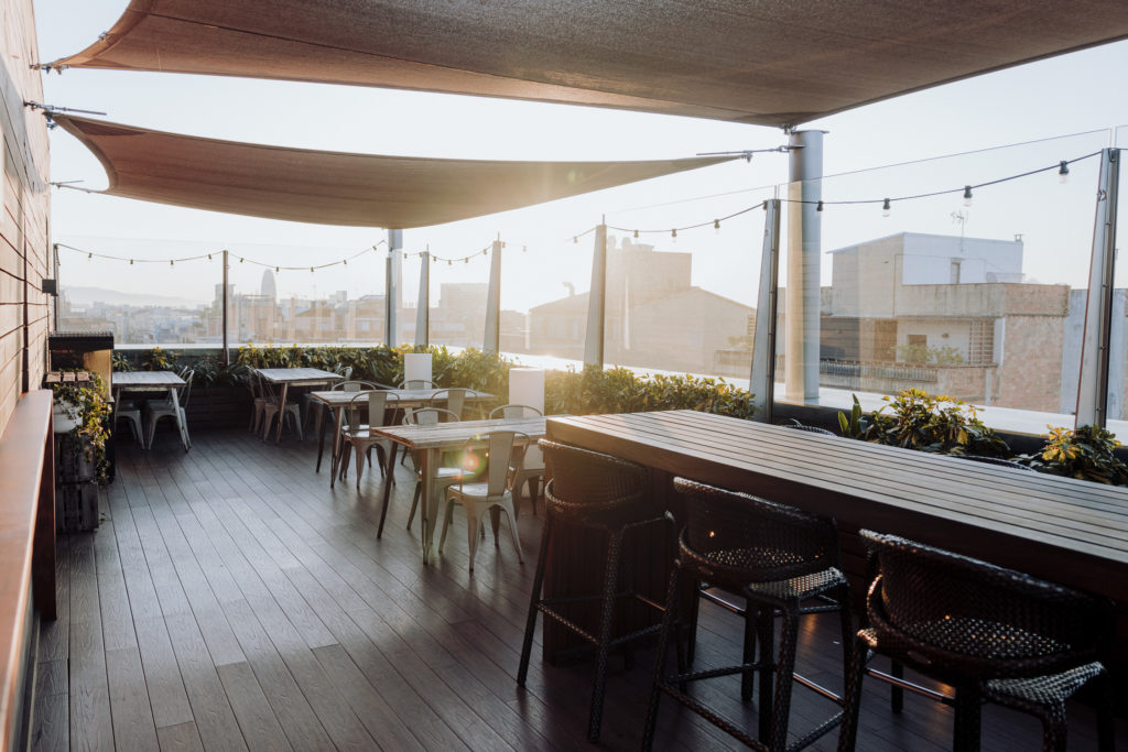 Sonnenuntergang auf der Dachterrasse mit Restaurant, Marriott Renaissance Hotel Barcelona