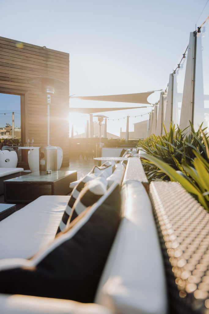 Sonnenaufgang auf der Dachterrasse mit Restaurant, Marriott Renaissance Hotel Barcelona
