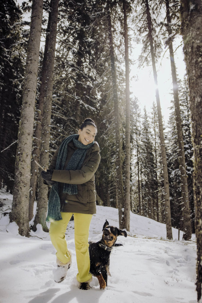 Spaziergang mit Hund im Wald im Winter, Altenmarkt-Zauchensee, Salzburg