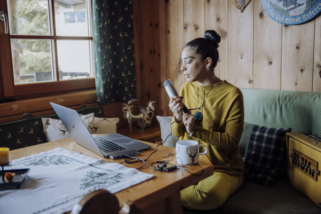 Patricia Schuhmacher mit Laptop bei der Musikaufnahme, Altenmarkt-Zauchensee, Salzburg
