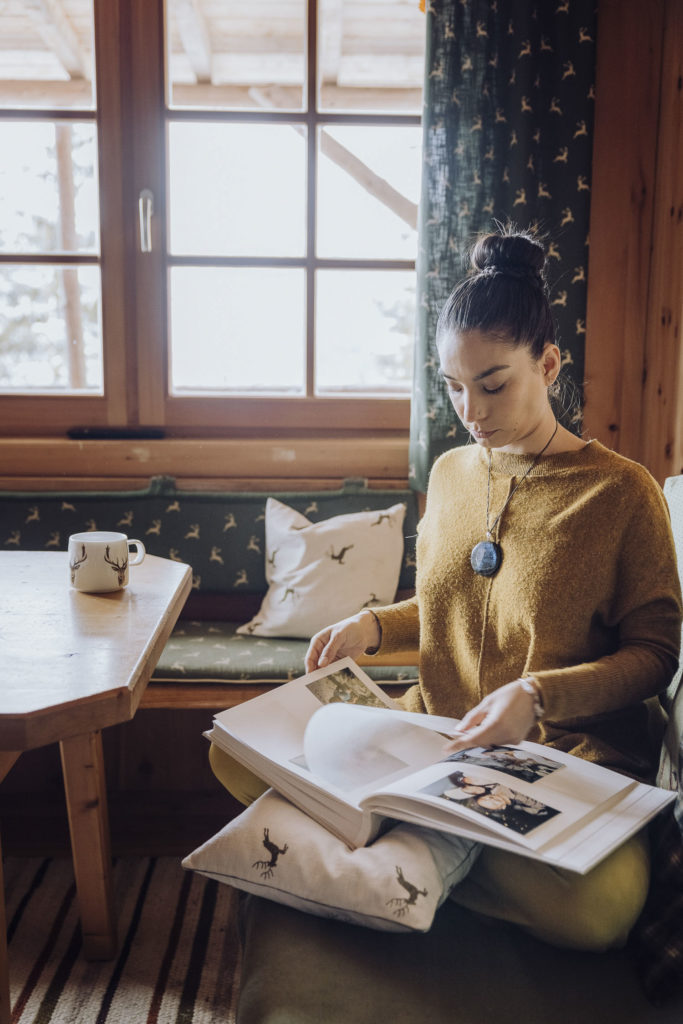 Musikerin Patricia Schuhmacher betrachtet Bilderalbum, Altenmarkt-Zauchensee, Salzburg