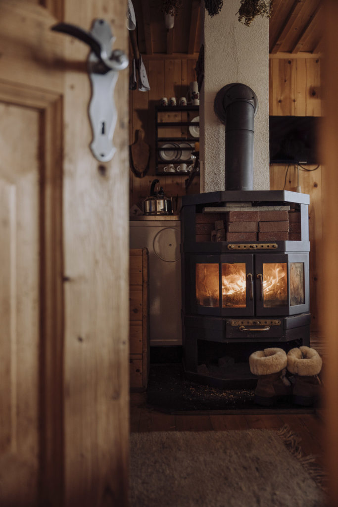 Kaminfeuer in einer Almhütte, Altenmarkt-Zauchensee, Salzburg