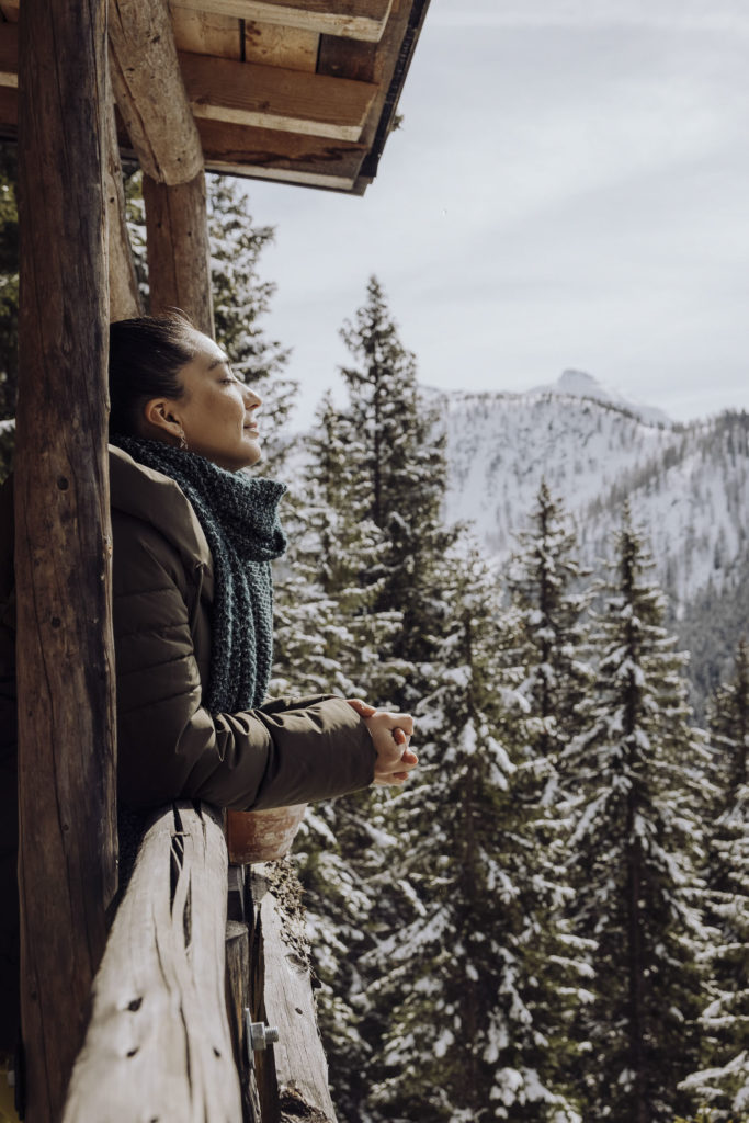 Frau genießt Sonne im Winter, Altenmarkt-Zauchensee, Salzburg
