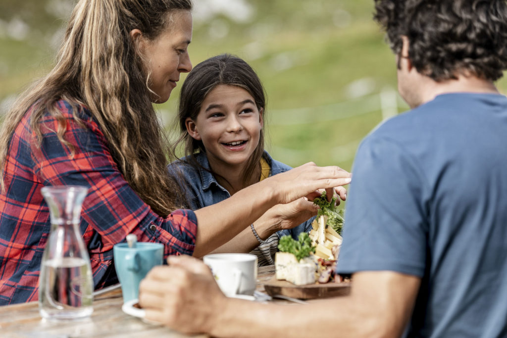 Familie bei der Almjause auf der Gjaidalm in Obertraun