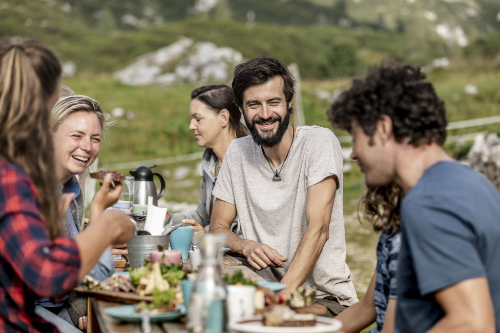 Familie bei der Almjause mit dem Hüttenwirt, Gjaidalm in Obertraun