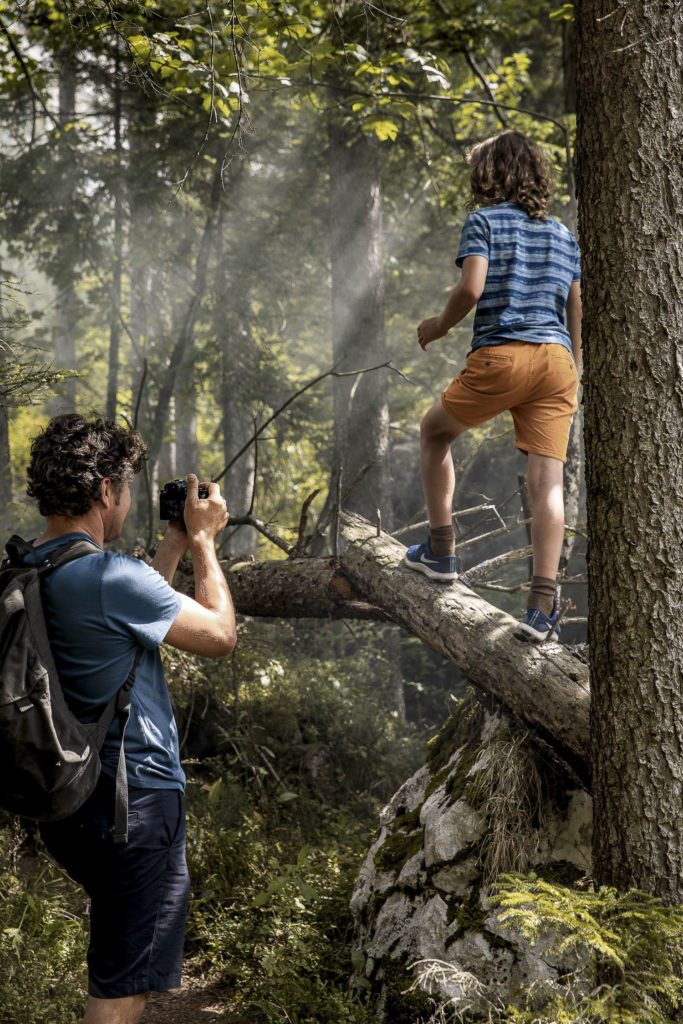 Familienwanderung im Wald, Altaussee