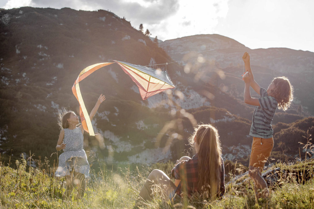 Drachen steigen lassen auf der Gjaidalm, Obertraun