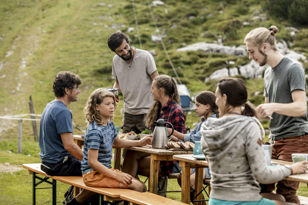 Familie bei der Almjause auf der Gjaidalm, Obertraun