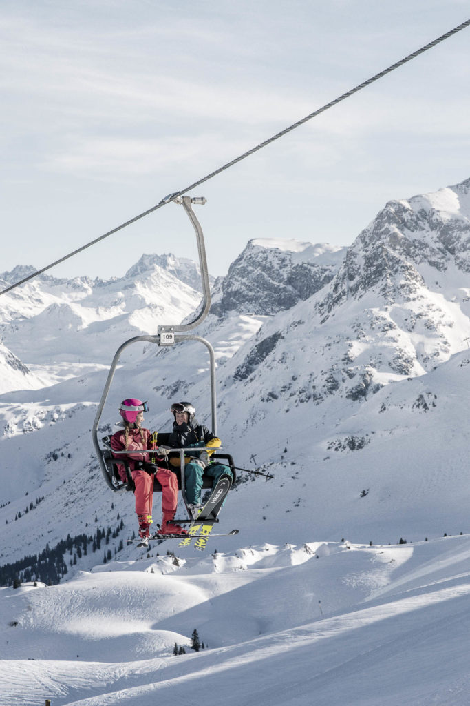 Skifahrer am Skilift in Lech am Arlberg