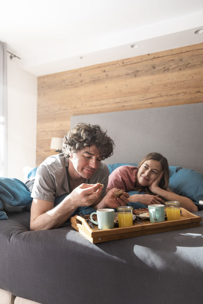 Pärchen beim Frühstück im Bett