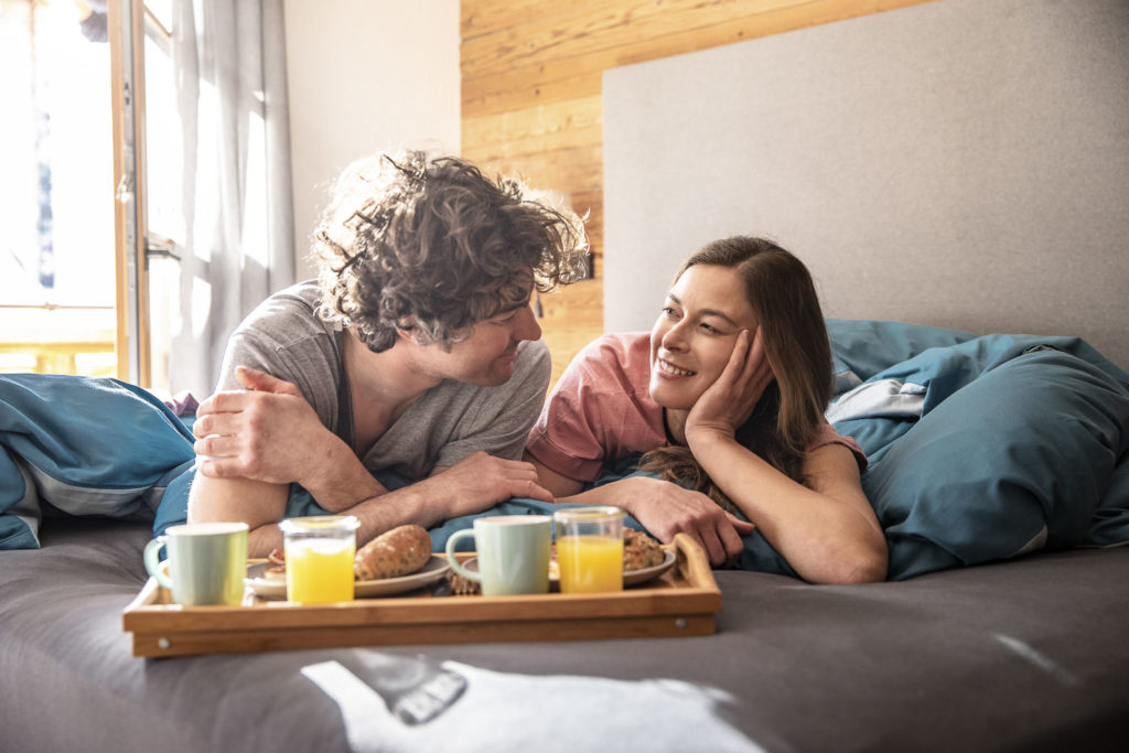 Pärchen beim Frühstück im Bett