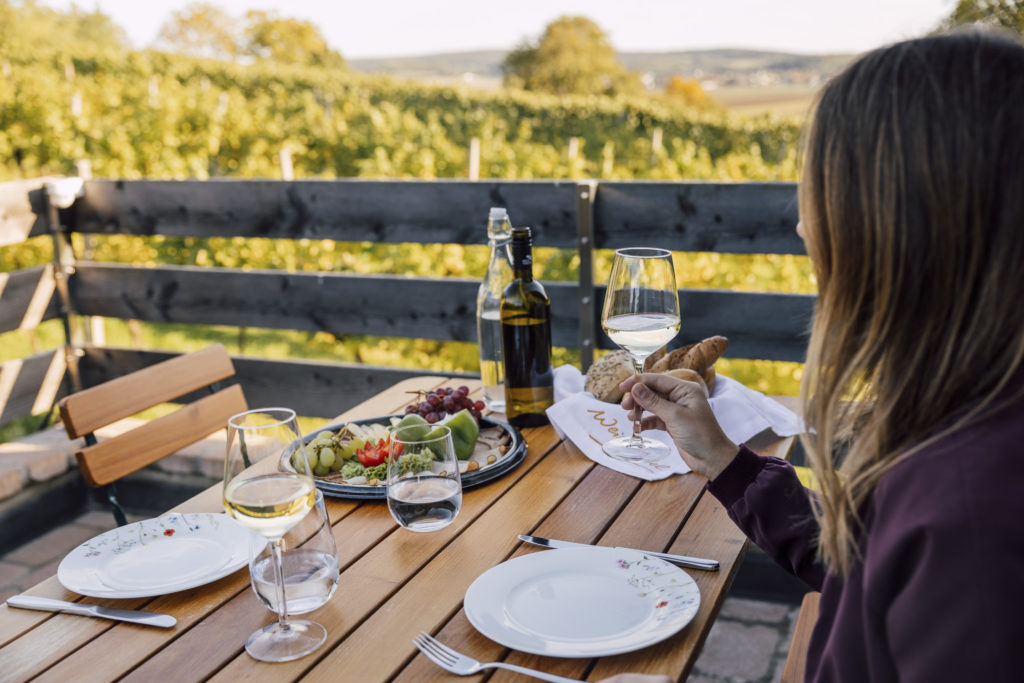 Kulinarik und heurigen Jause in der Kellergasse im Weinviertel, Niederösterreich