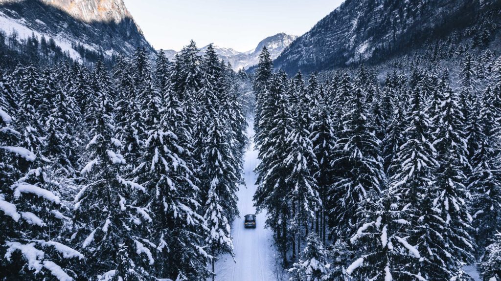 Drohnenaufnahme Winterabenteuer mit dem Jaguar E-Pace, Salzburg