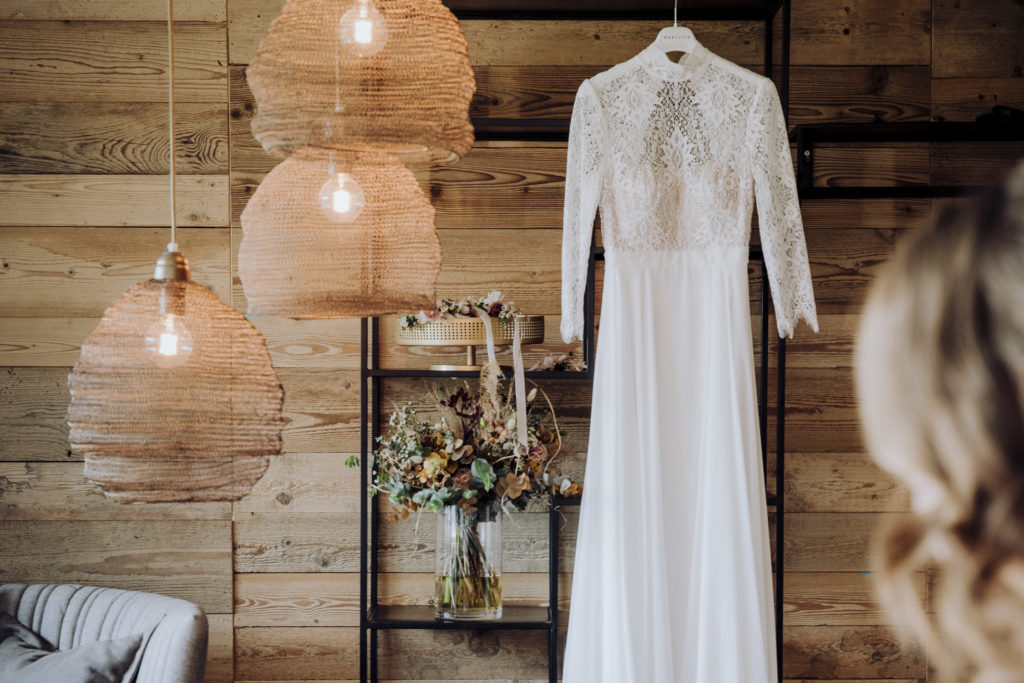 Hochzeitskleid und Blumenstrauß, Hotel Sepp Maria Alm