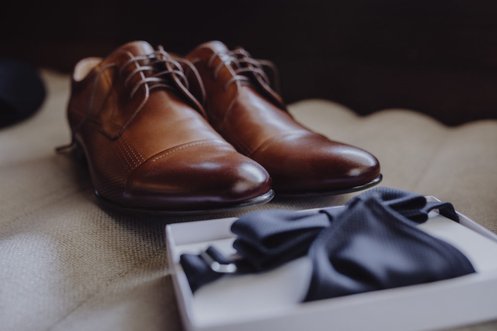 Anzugschuhe und Fliege, Hochzeit Maria Alm