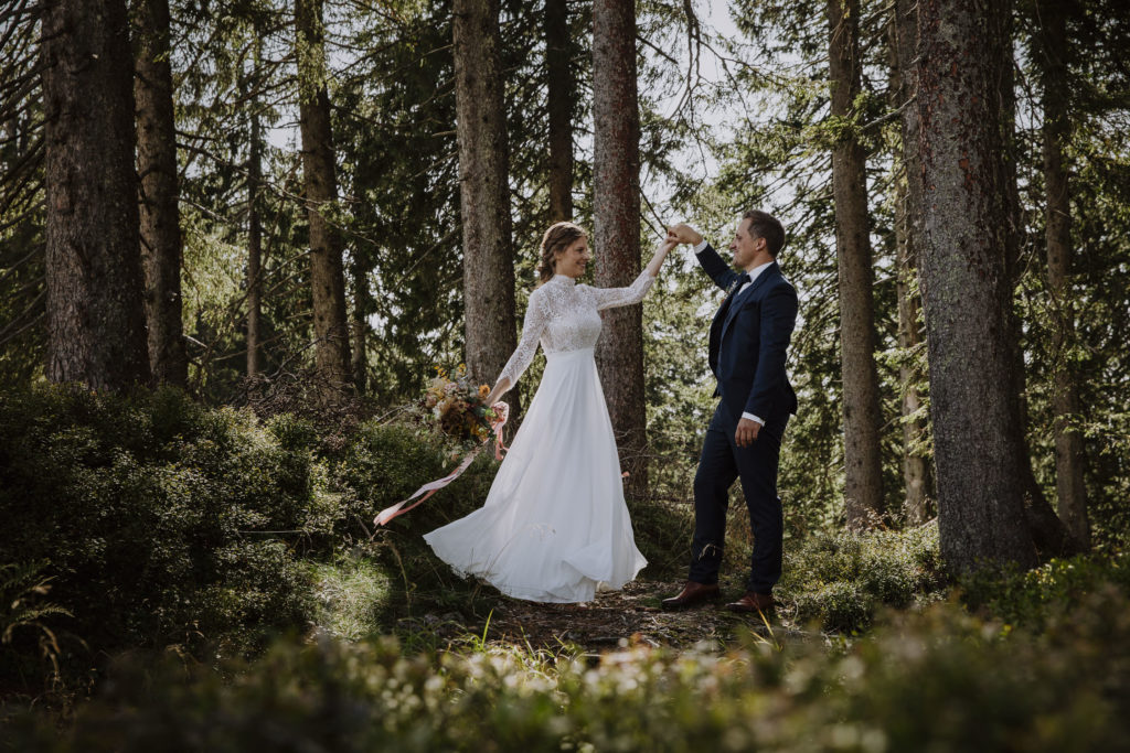Brautpaar tanzt im Wald, Hochzeitsfotograf Salzburg Creating Click