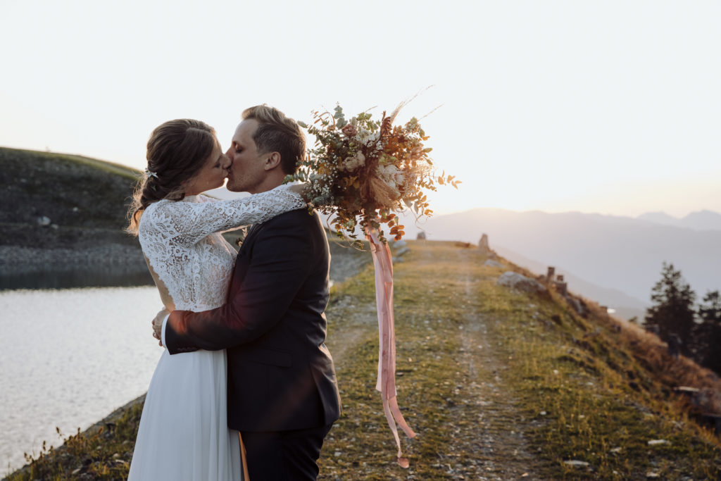 Brautpaar Kuss in den Bergen, Hochkönig, Maria Alm, Salzburg
