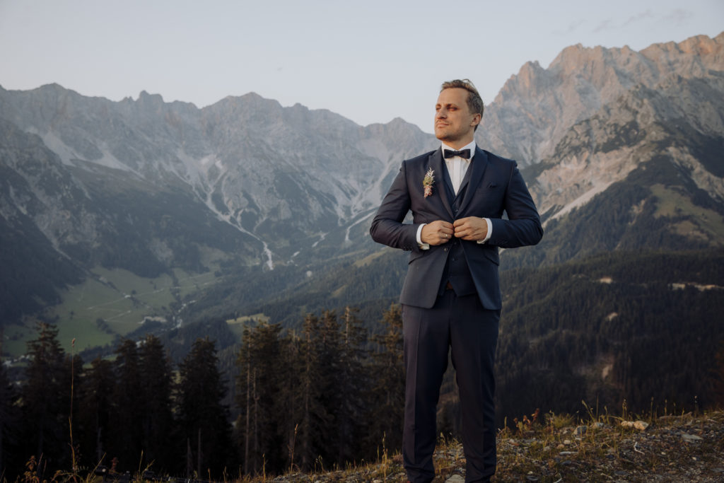 Bräutigam bei Hochzeit am Berg, Salzburg