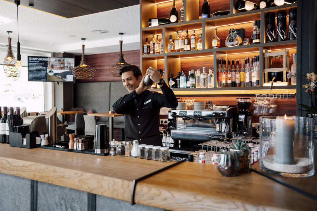 Barkeeper in der Hotelbar Altitude im Adler Resort, Saalbach-Hinterglemm