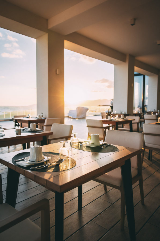 Frühstücken am Meer im Abaton Resort & Spa, Kreta, Griechenland