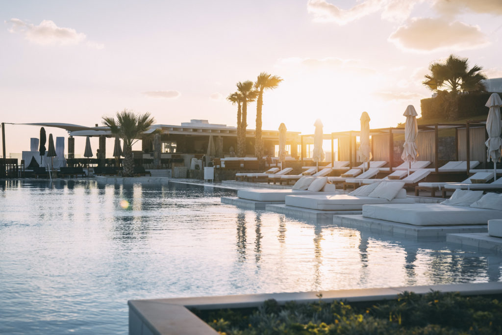 Hotelpool mit Sonnenliegen im Abaton Resort & Spa, Kreta, Griechenland