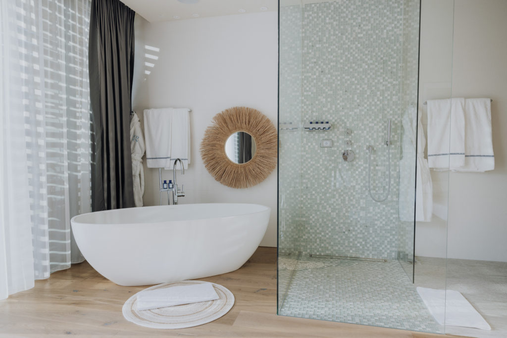 Detailfoto von einer freistehenden Badewanne im Luxusapartment am Gardasee, Eden Reserve Resort