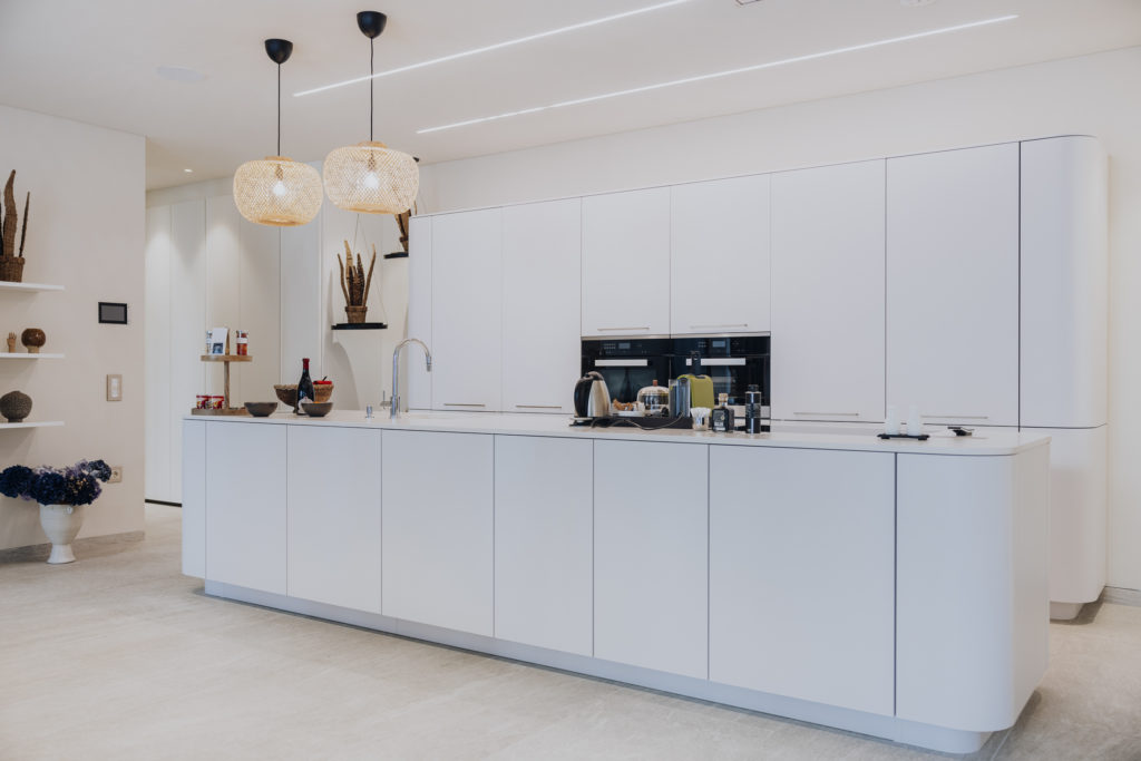 Stylische weiße Küche im Ferienapartment am Gardasee