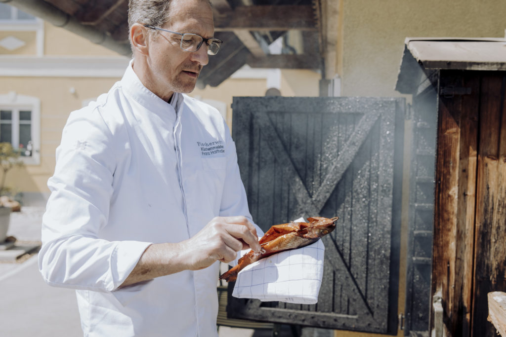 Fisch räuchern im Landgasthaus Fischerwirt, Ernsthofen Niederösterreich