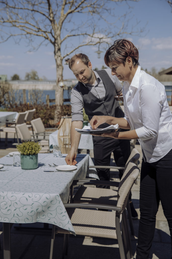 Tisch eindecken auf der Terrasse im Landgasthaus Fischerwirt, Ernsthofen Niederösterreich