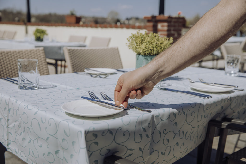 Tisch eindecken auf der Terrasse im Landgasthaus Fischerwirt, Ernsthofen Niederösterreich