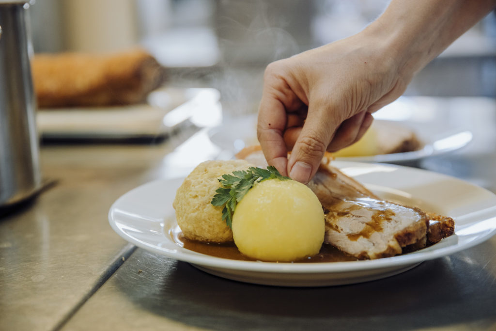Schweinsbraten mit Kartoffelknödel, Wirtshaus Zum Goldene Löwen, Maria Taferl Niederösterreich
