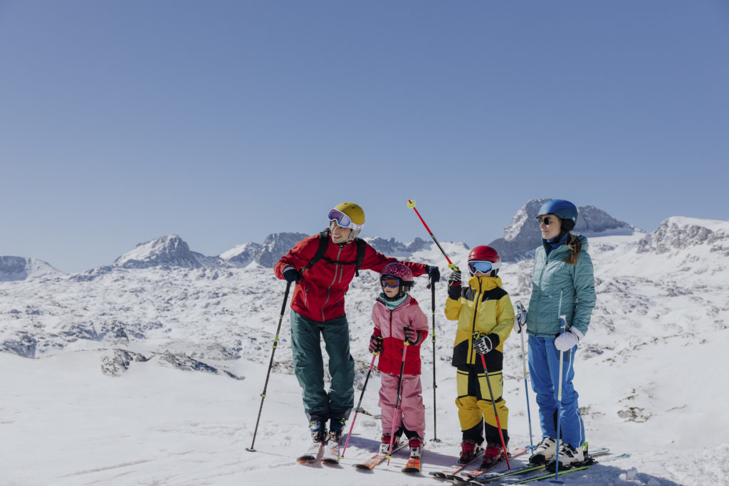 Familie beim Ski fahren im Skigebiet Dachstein-Krippenstein, Fotograf Creating Click