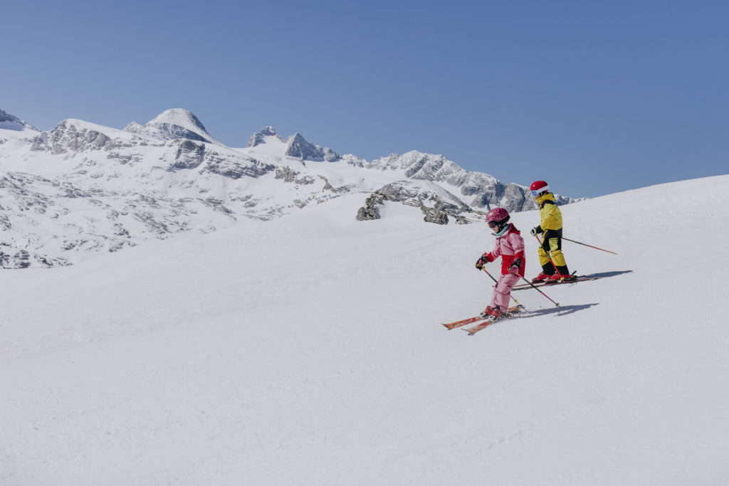 Kinder beim Ski fahren in Österreich, Winterliebe Kampagne, Fotograf Creating Click