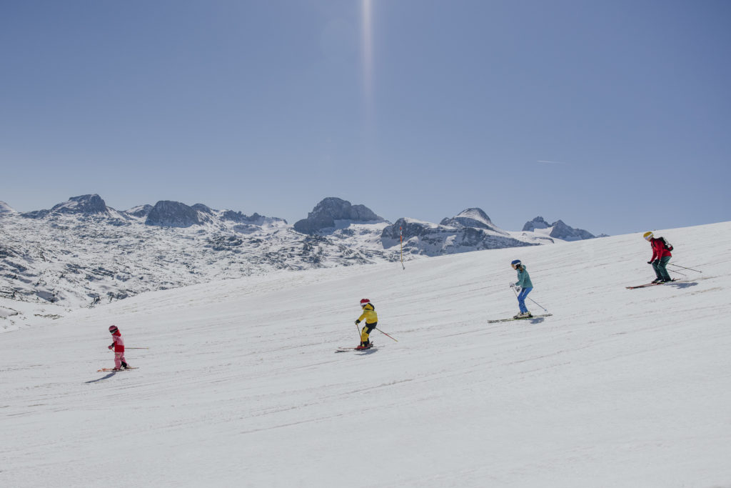Familie beim Ski fahren in Österreich, Winterliebe Kampagne, Fotograf Creating Click