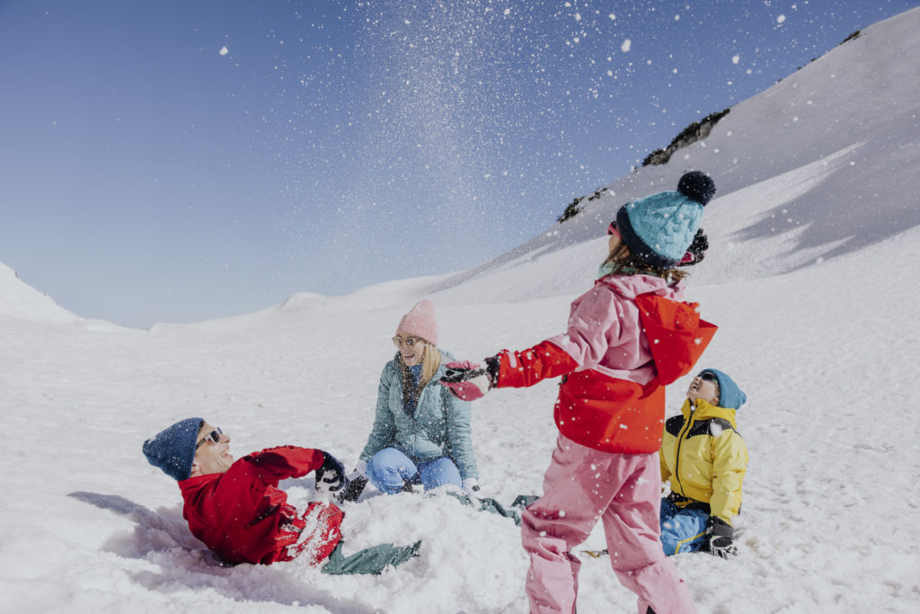 Familie macht Schneeballschlacht, Dachstein-Krippenstein, Oberösterreich, Fotograf Creating Click