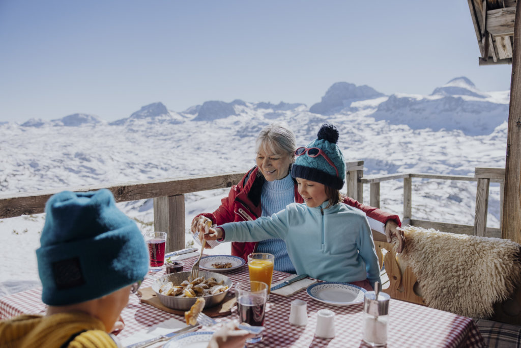 Familie beim Mittagessen, Krippenstein-Obertraun, Oberösterreich, Fotograf Creating Click