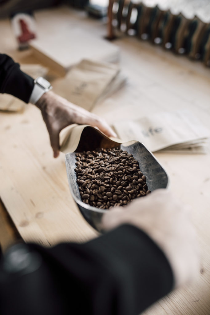 Kaffee abfüllen, Kafferösterei Coffeerence Saalfelden, Salzburg