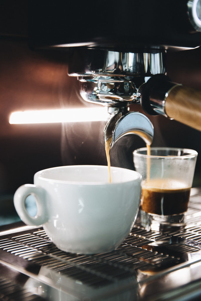 Kaffeemaschine und frischer Kaffee, Kafferösterei Coffeerence Saalfelden, Salzburg