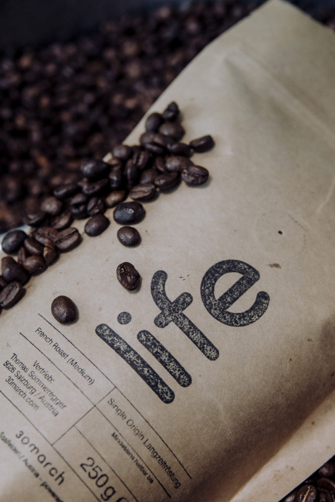 Kaffeebeutel mit gerösteten Kaffebohnen, Kafferösterei Coffeerence Saalfelden, Salzburg