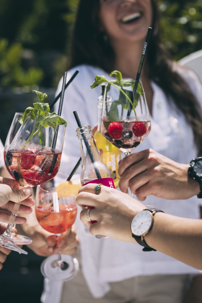 Freunde beim Feiern, Produktfotografie Hemptons Secret, Salzburg