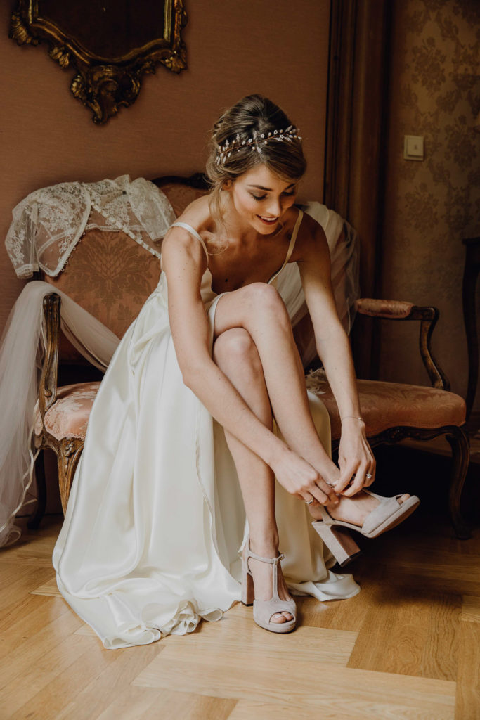 Braut beim Getting Ready, Hochzeit Schloss Obermayerhofen