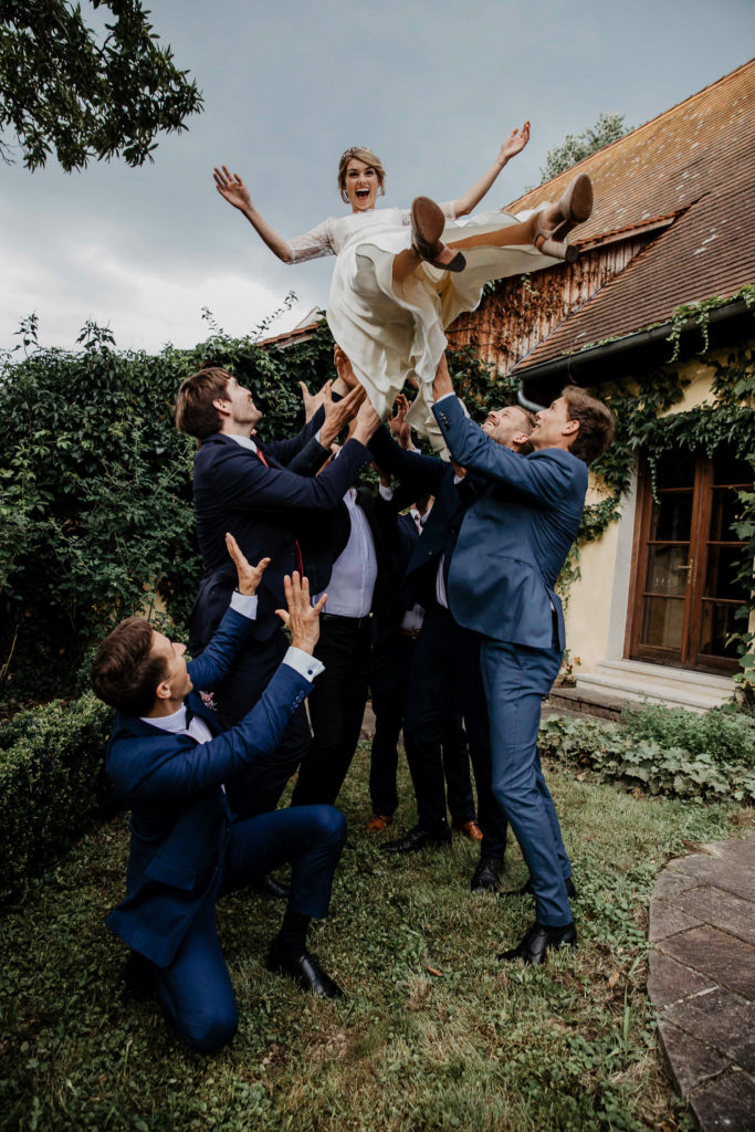 Brautpaarshooting im Garten, Hochzeit Schloss Obermayerhofen