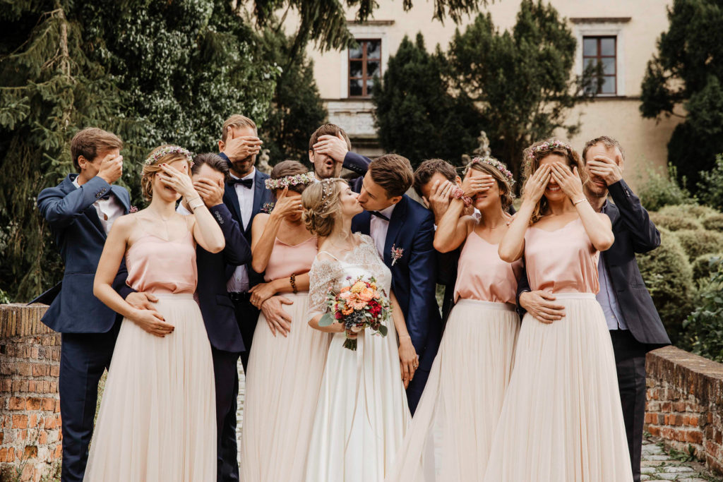 Brautpaar mit Gästen, Hochzeit Schloss Obermayerhofen