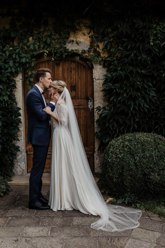 Brautpaarshooting im Garten, Hochzeit Schloss Obermayerhofen