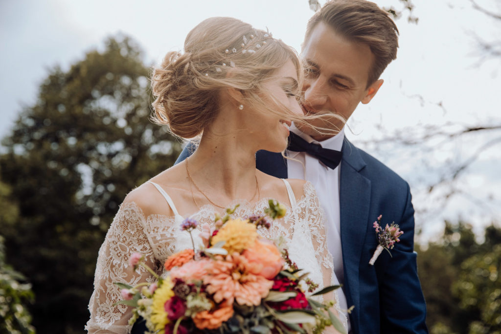 Brautpaarshooting im Freien, Hochzeit Schloss Obermayerhofen
