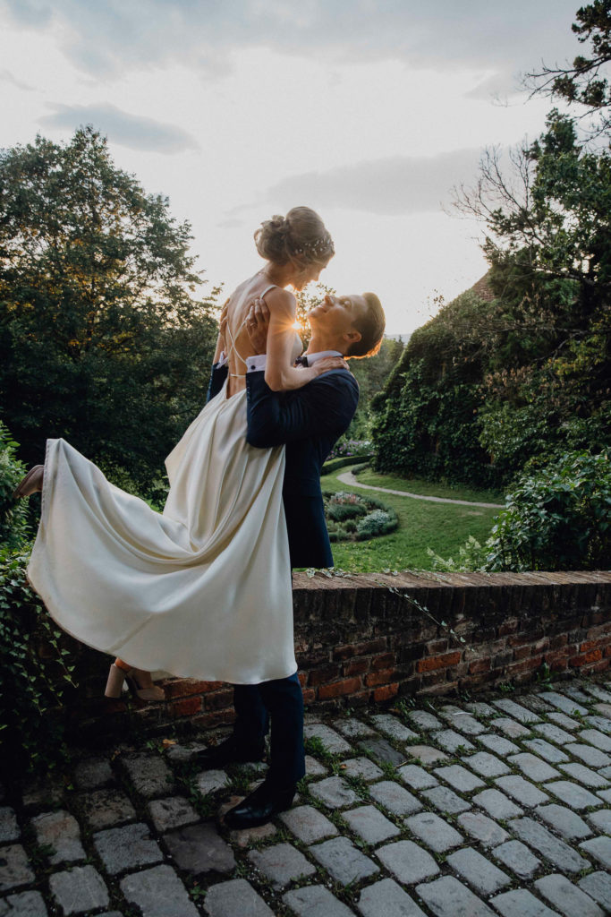 Hochzeitsfotos Brautpaar bei Sonnenuntergang, Hochzeit Schloss Obermayerhofen