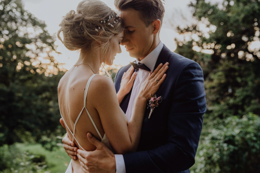 Romantisches Brautpaarshooting bei Sonnenuntergang, Hochzeit Schloss Obermayerhofen