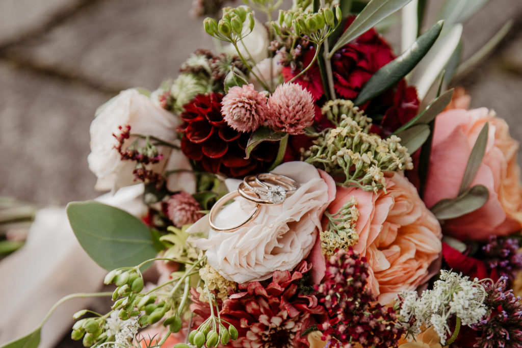 Details vom Brautstrauß mit Eheringen, Hochzeit Steiermark