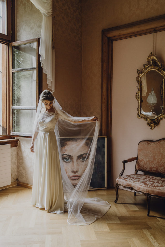 Braut beim Getting Ready, Hochzeit Schloss Obermayerhofen