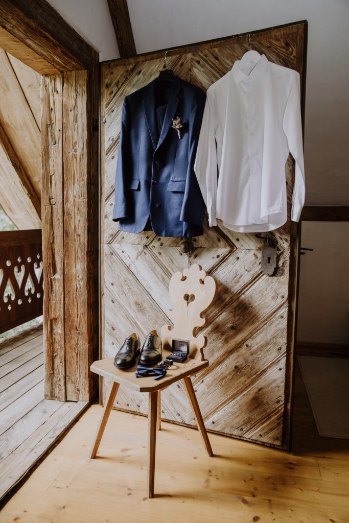 Details vom Bräutigam-Outfit beim Getting Ready, Hochzeit Schloss Obermayerhofen